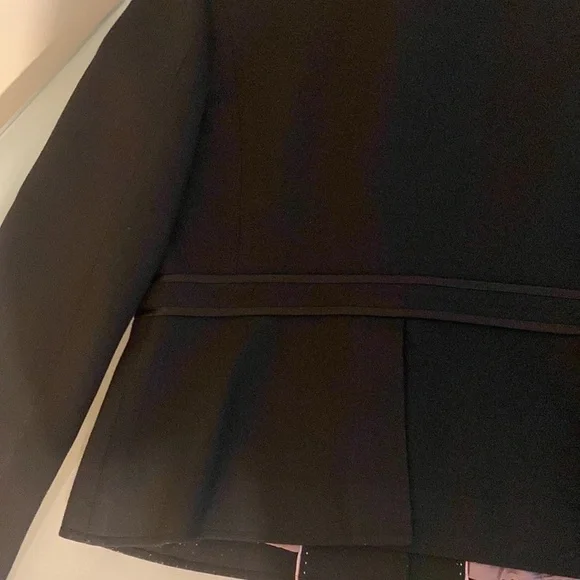 Ann Taylor Blazer Ann Taylor Black Fitted Blazer with Stretch Size 6 - Picture 2 of 3